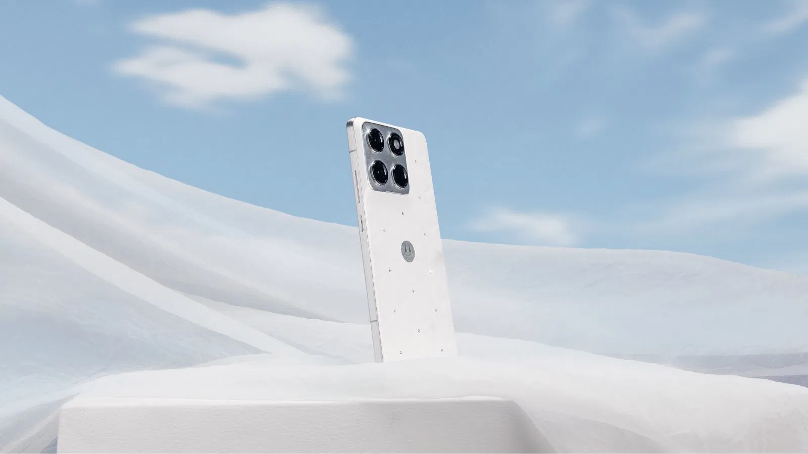 Pantone Cloud Dancer trendjack - Motorola